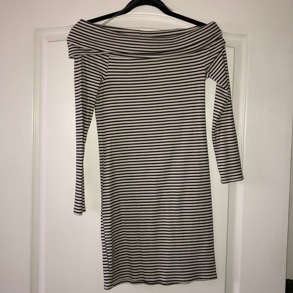 Socialite Dresses & Skirts - Gorgeous Socialite Off the Shoulder Mini Dress